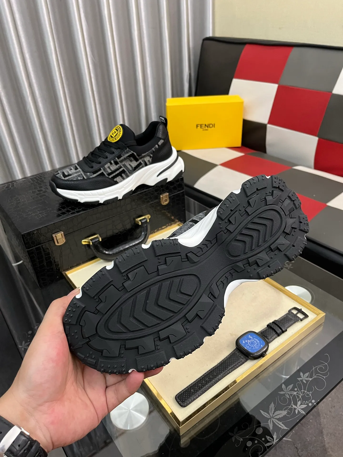 Men's Men's Shoes💰458⌚️⌚️[FENDI] Fendi's classic and comfortable men's, this sophisticated sneaker is made of soft calfskin➕genuine leather lining➕original ultra-light rubber material with rough outsole. This unique and light style suits the casual and sophisticated sensibility of this season. Size: 38-443️⃣Colors available